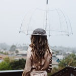 雨の日や湿度の高い日は髪の毛がまとまりにくい？湿気でジメジメしているときに試したいヘアスタイリングのコツ