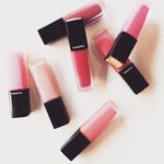 モードにマットなルージュ。CHANEL, LOREAL, REVLON