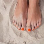 夏はサンダルのシーズン！可愛いカラーのペディキュアで足元からおしゃれに！人気のネイルカラー